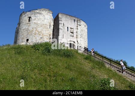 Clifford`s Tower erbaut auf einem Hügel, wo einst ein Holzschloss aus dem 11. Jahrhundert stand, York, Yorkshire, England, Großbritannien, Europa Stockfoto